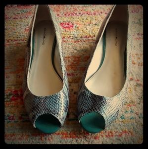 Bandolino peep-toe snakeskin shoes